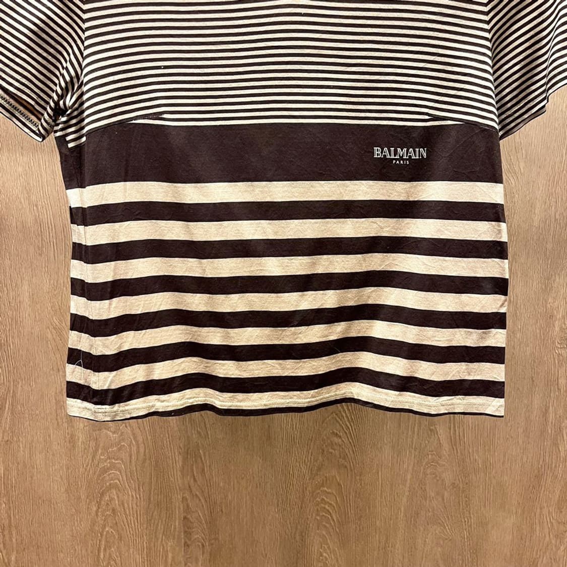 발망 코튼 크롭 반팔 티셔츠 스트라이프 패턴 숄더 패드 디테일 브라운 상품이미지5