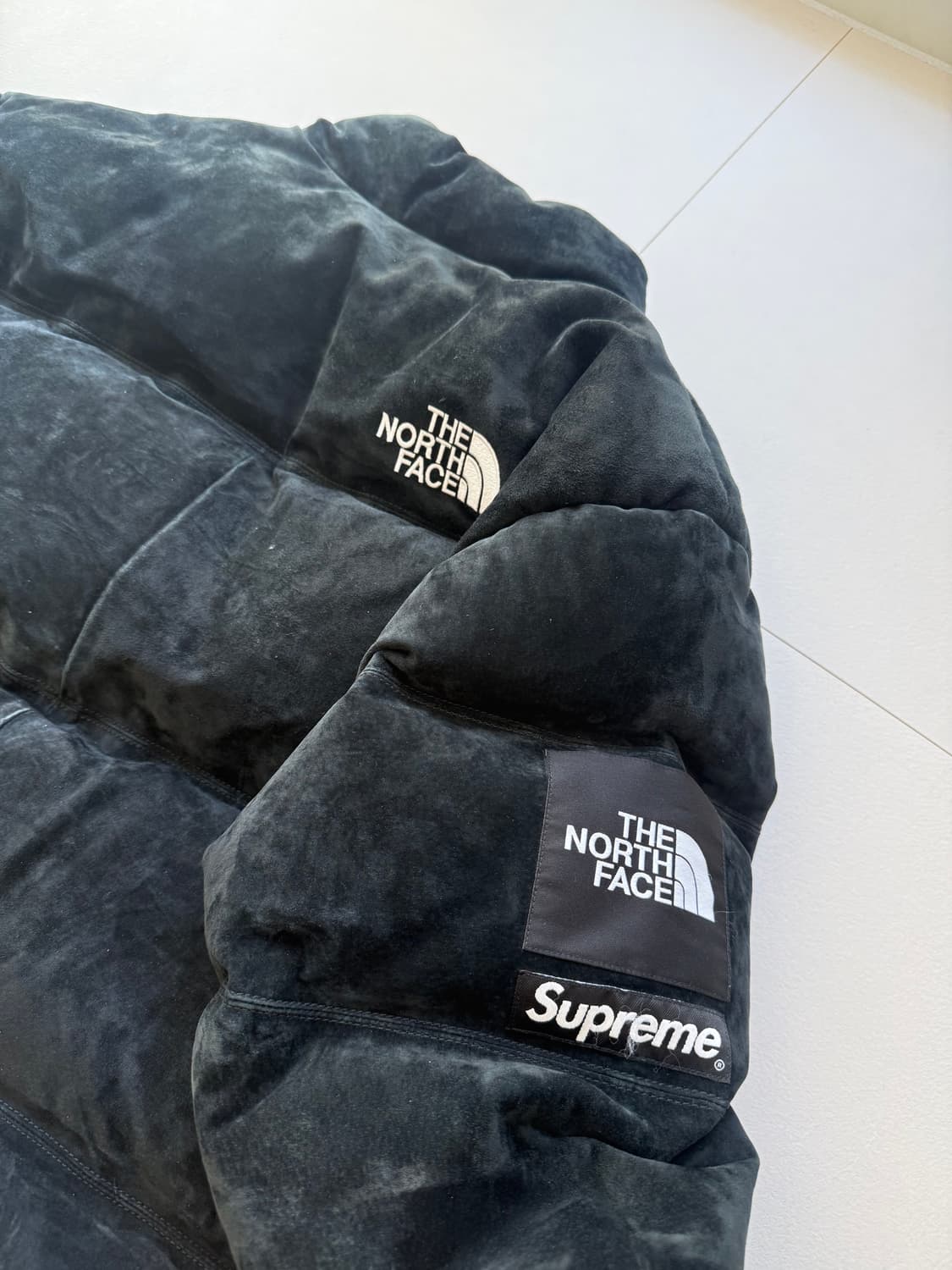 슈프림 x 노스페이스 스웨이드 눕시 자켓 블랙 - 23FW 상품이미지5