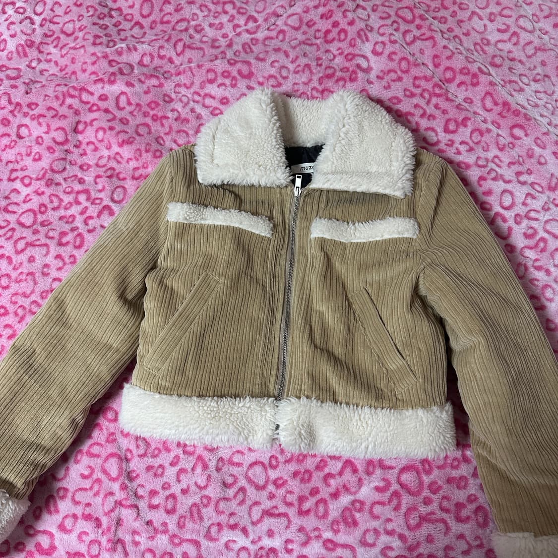 아쿠비클럽 무스탕 베이지 색상 상품이미지1