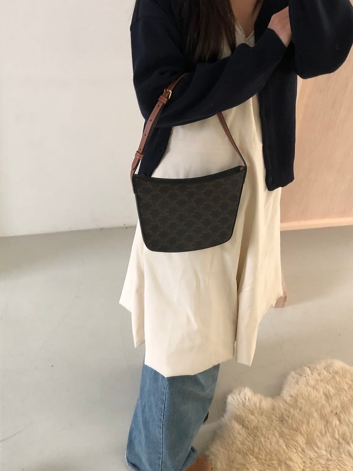 셀린느 트리오페 크로크 숄더백 상품이미지2