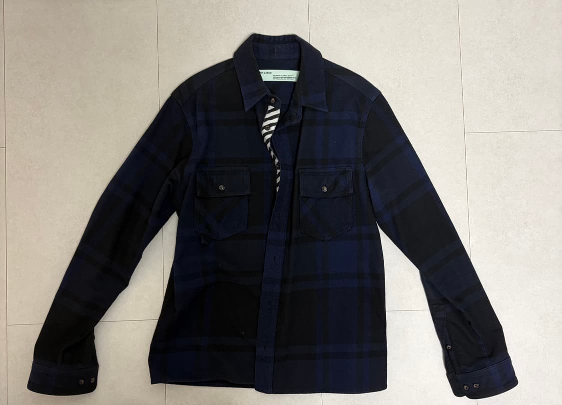 오프화이트 플란넬 셔츠 M사이즈 판매합니다 상품이미지2