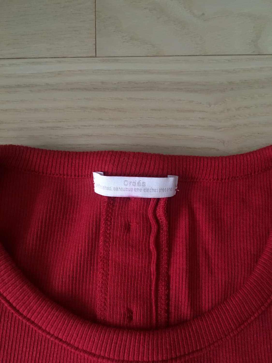 오데스 백버튼 티 레드 컬러 상품이미지3