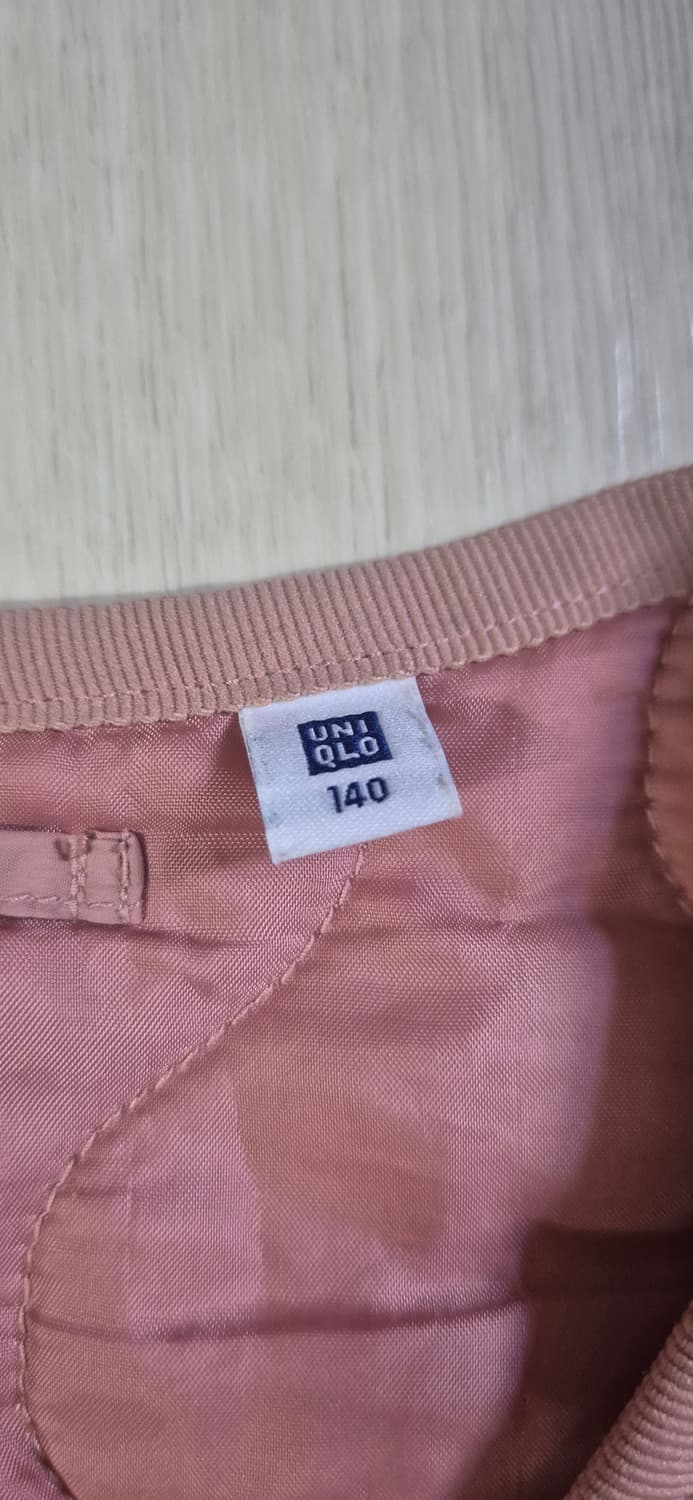 유니클로 키즈 핑크 퀼팅 자켓 140 + 티 상품이미지3