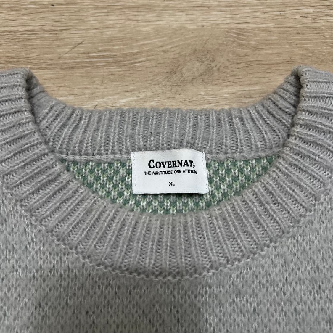 포근한 모헤어와 모직 소재가 혼용되어 보온성이 뛰어나며, 전면의 큼지막한 상품이미지4