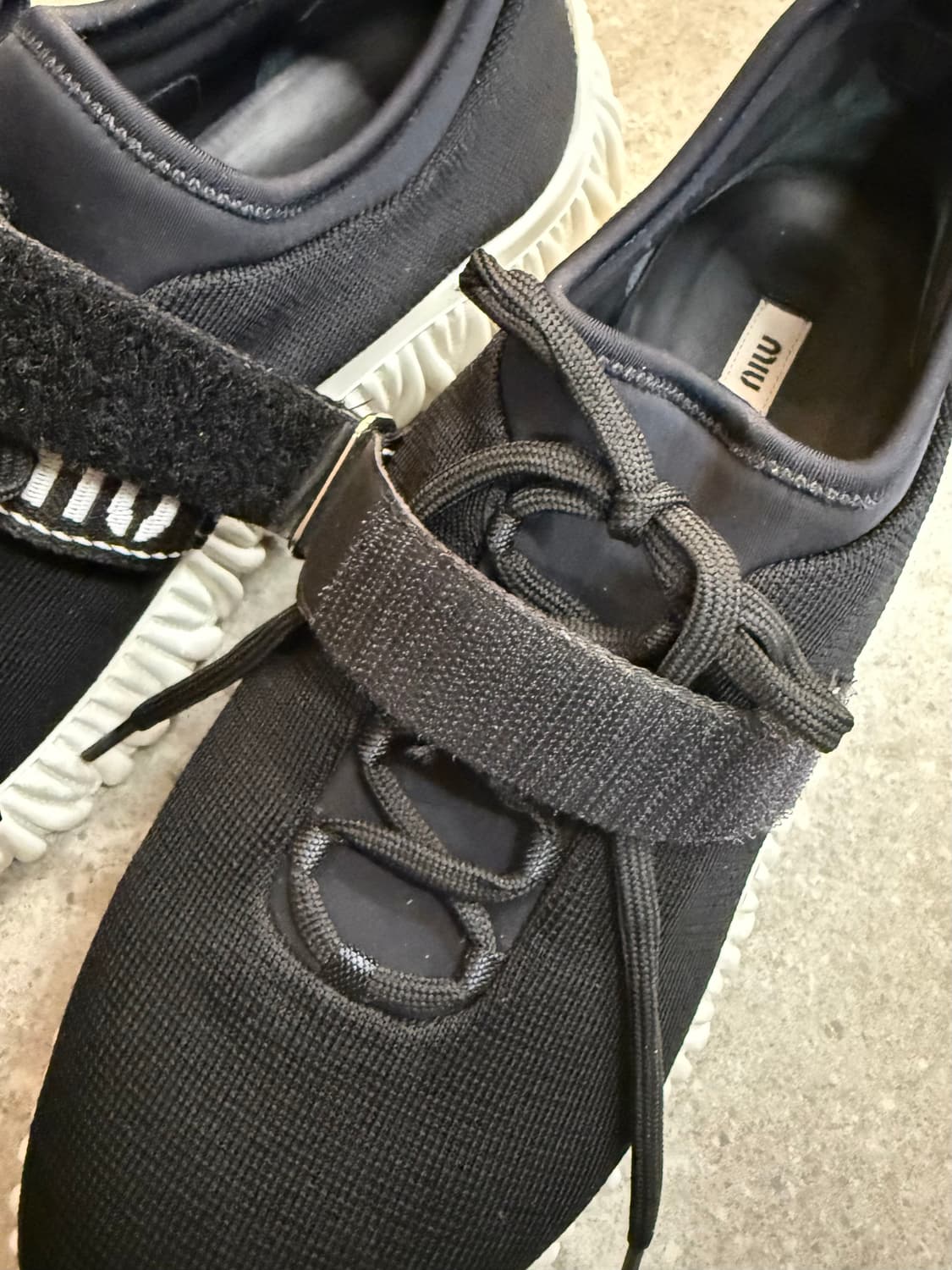 미우미우 로고 테이프 스트레치 스니커즈 38 상품이미지4