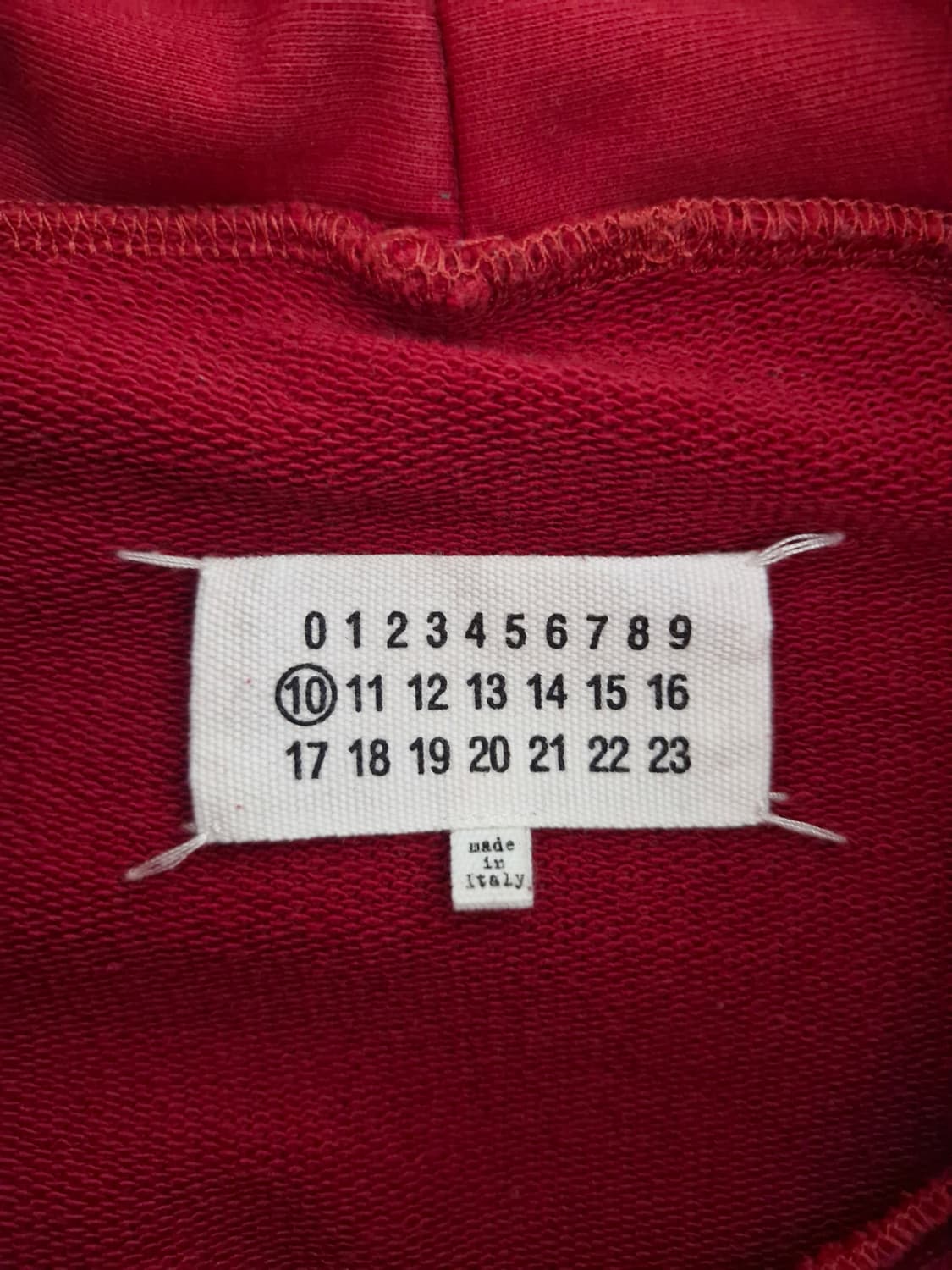 메종마르지엘라(Maison Margiela)넘버링 로고자수 후드 레드 상품이미지6
