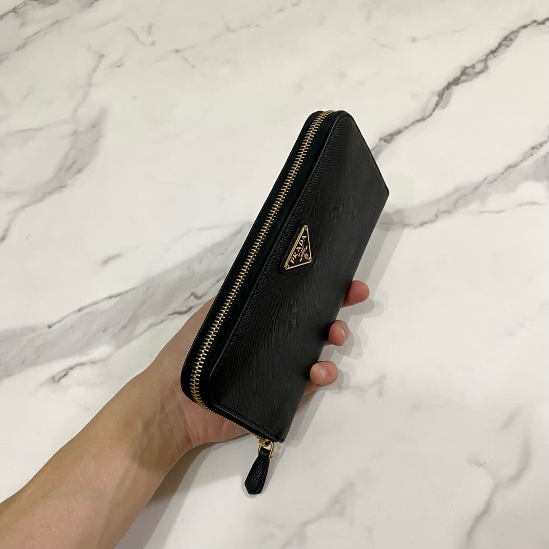 프라다 사피아노 레더 삼각로고 지퍼 장지갑 블랙 1ML506 상품이미지5