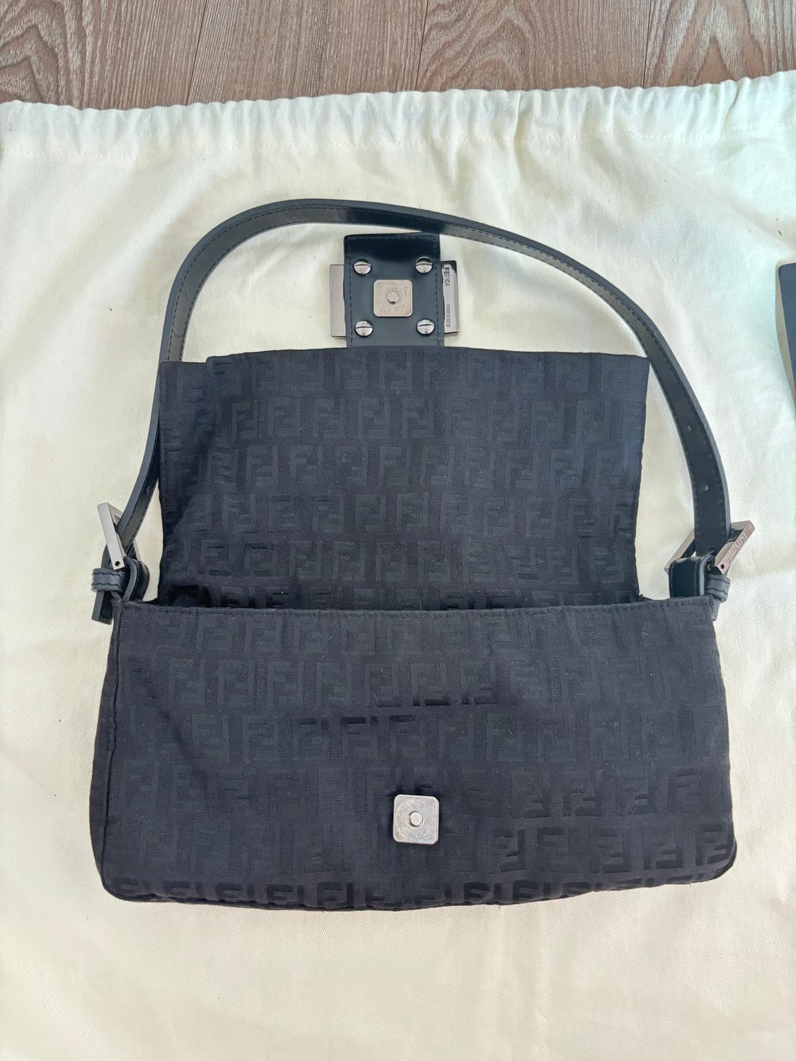 펜디 주카 맘마 바게트백 상품이미지10