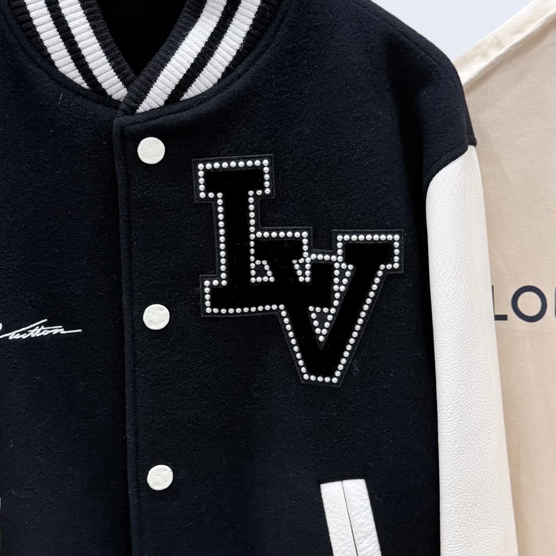 [S급/50] 24FW 루이비통 퍼렐 시그니처 바시티 블루종 자켓 블랙 상품이미지2