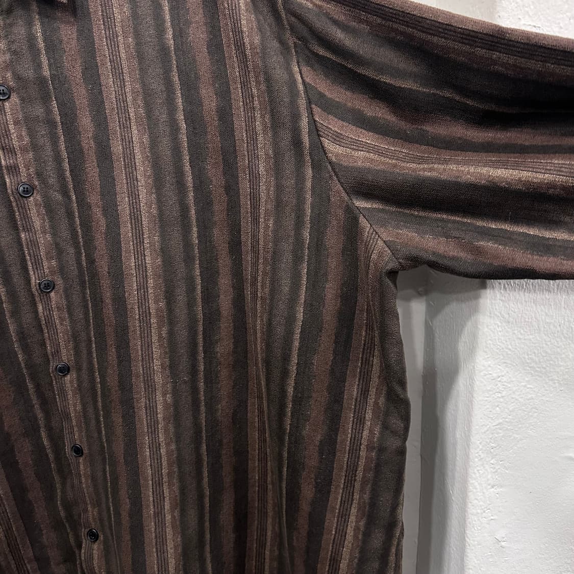 피터 배색 스트라이프 스웨이드 오버핏 셔츠 상품이미지4