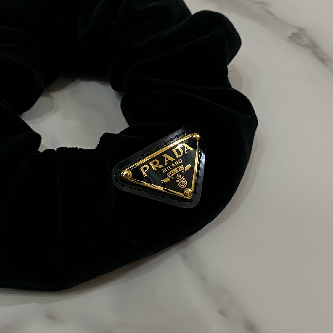 거의새것 프라다 벨벳 스크런치 헤어밴드 헤어곱창 헤어슈슈 상품이미지4