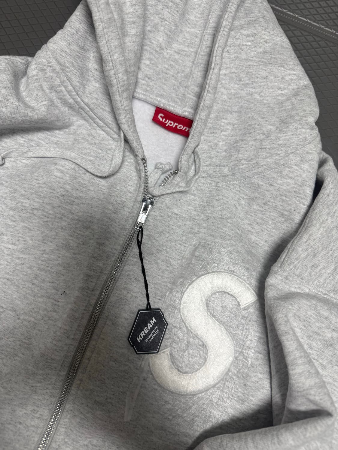 슈프림 s로고 집업 후드 스웨트셔츠 애쉬 그레이 24fw 새상품 상품이미지2