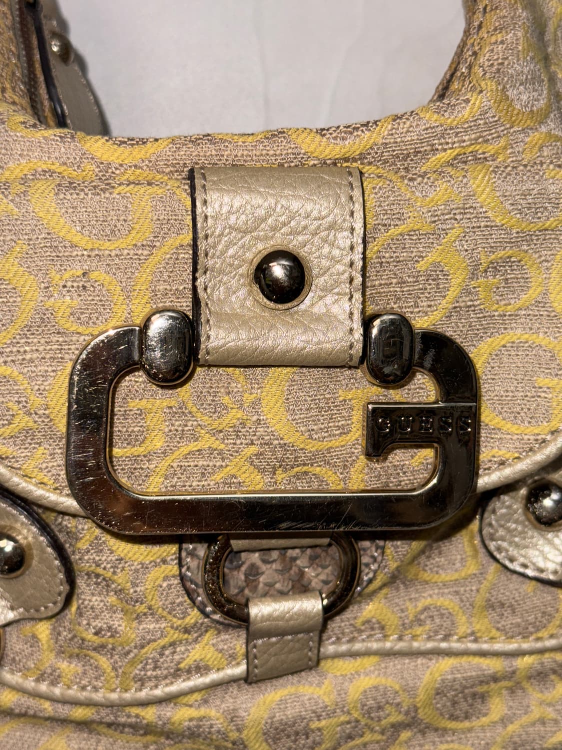 Guess yellow beige logo python strap 숄더백 상품이미지3