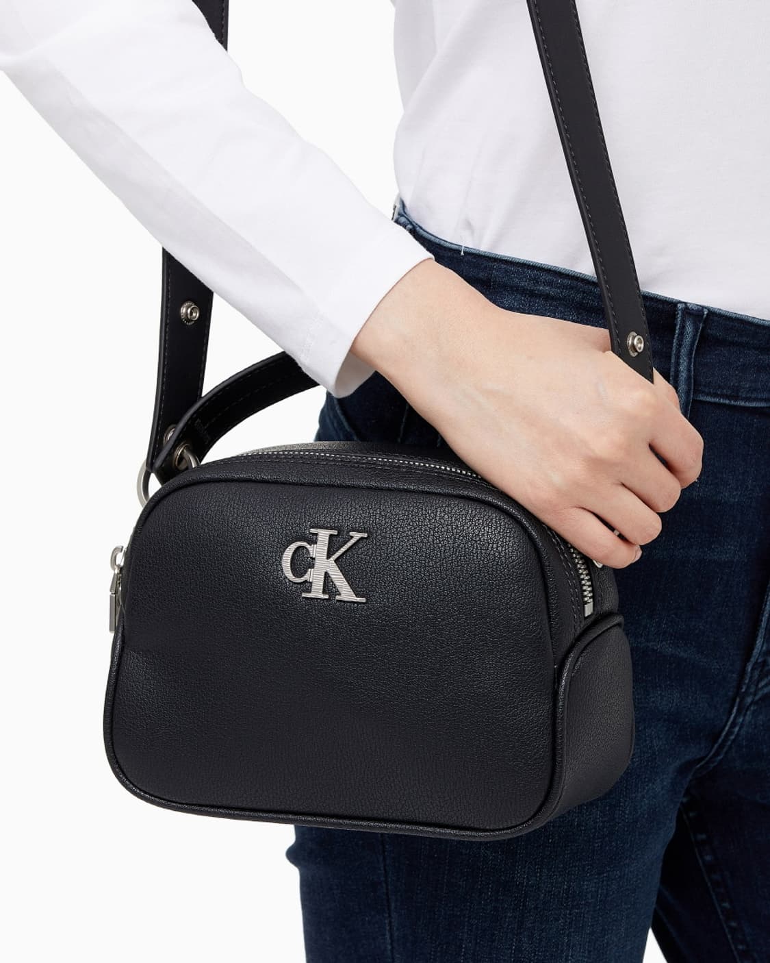 캘빈클라인 CK 텍스쳐 카메라백 크로스백 상품이미지2