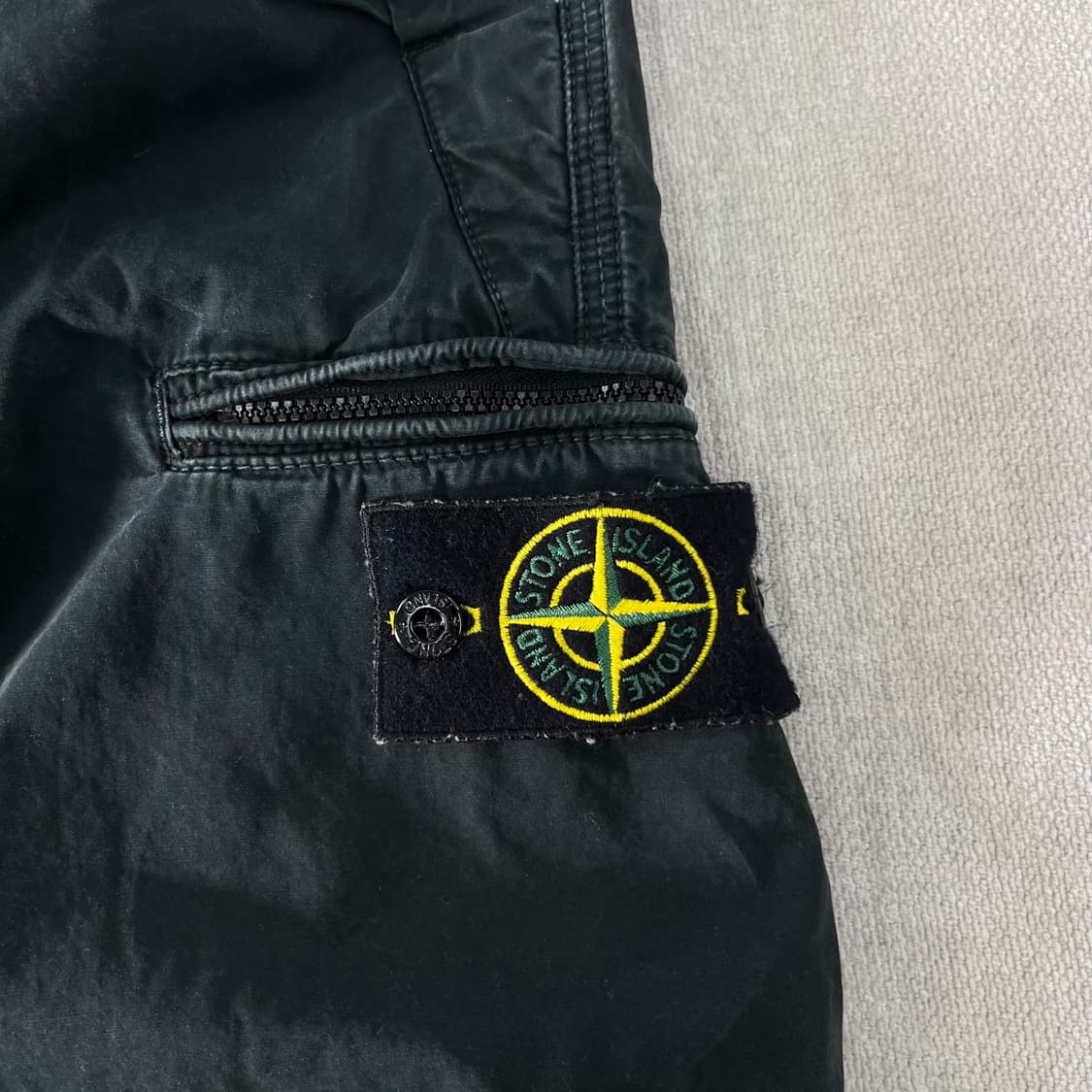 28 스톤아일랜드 워시드 와펜 카고 팬츠 상품이미지3