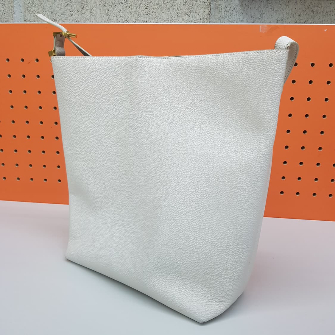 한섬 시스템 2023 라미네이팅 가죽  숄더백 상품이미지2