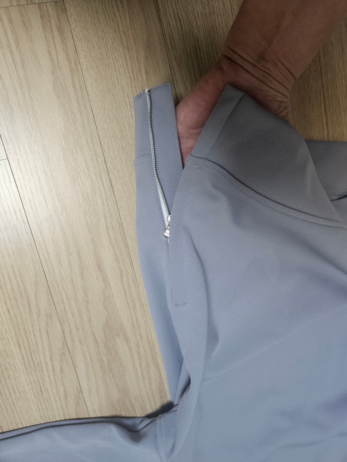 질스튜어트 뉴욕 세미오버핏 지퍼 디테일 맨투맨 상품이미지5