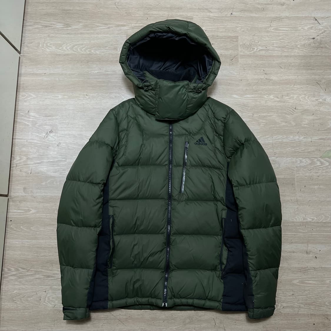 아디다스 덕다운 퍼포먼스 로고 후드 패딩 점퍼 [카키] M/95 상품이미지1