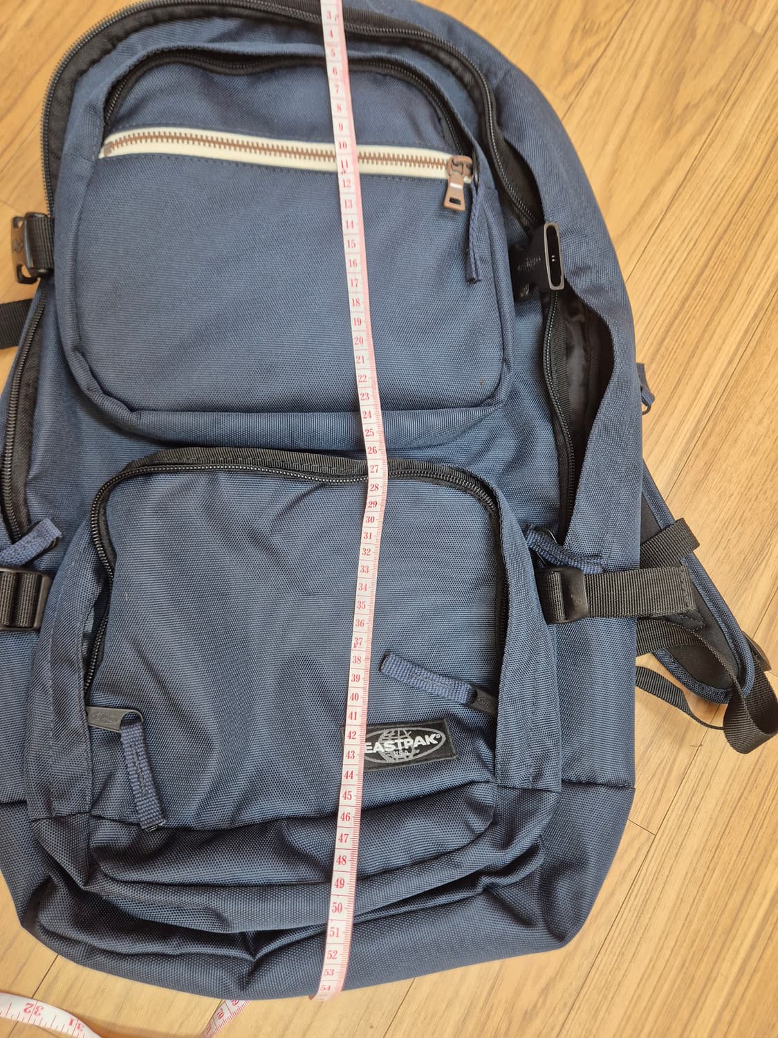 이스트팩 백팩입니다
색상은 네이비이고, 사이즈는 대략 높이 52cm, 깊 상품이미지6