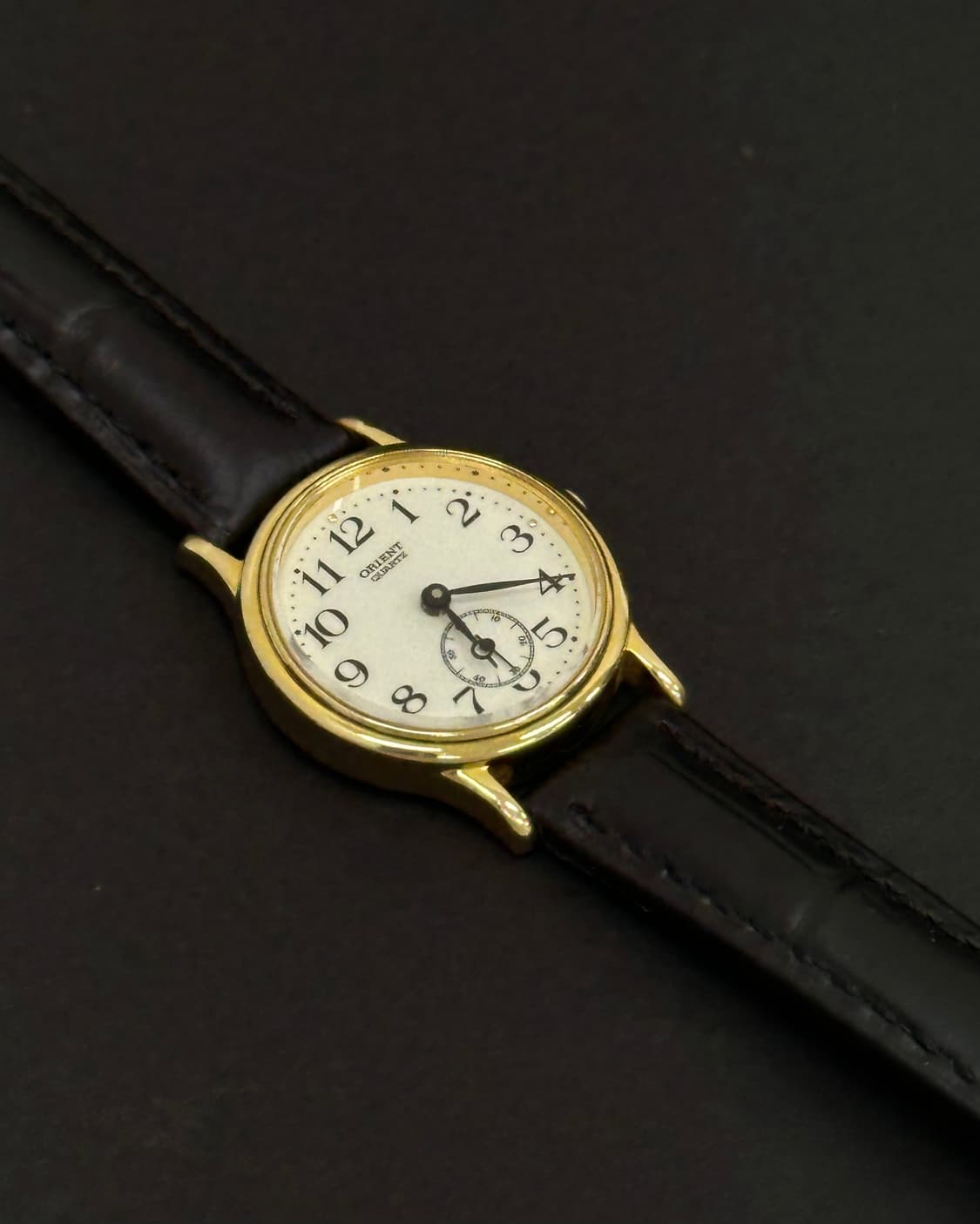오리엔트 스몰세컨즈 라운드 쿼츠 시계 상품이미지4