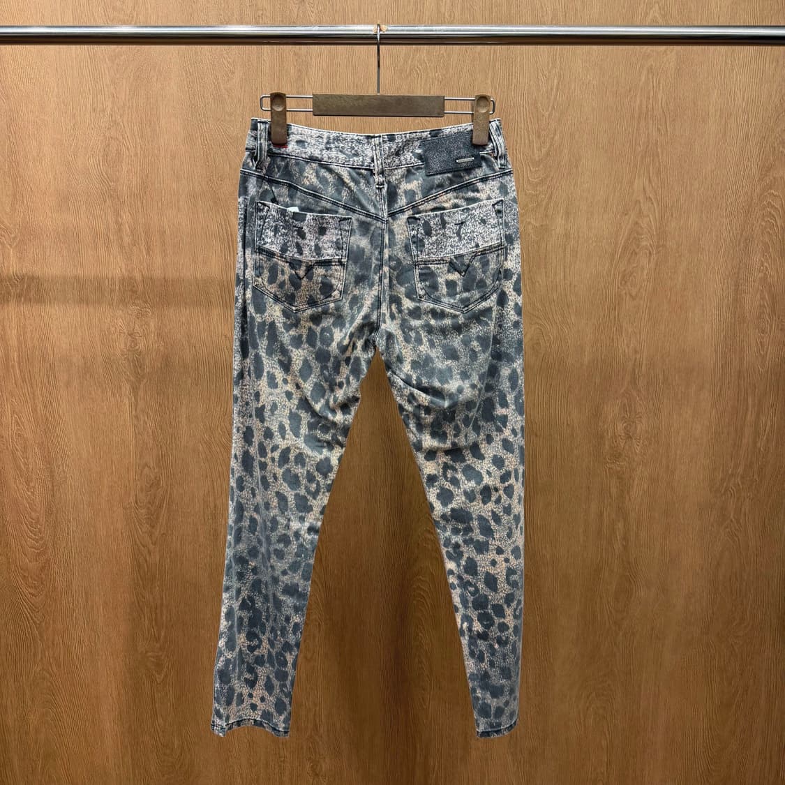 디젤 슬림 데님 팬츠 레오파드 패턴 레더 패치 워싱 디테일 핑크 그레이 상품이미지3