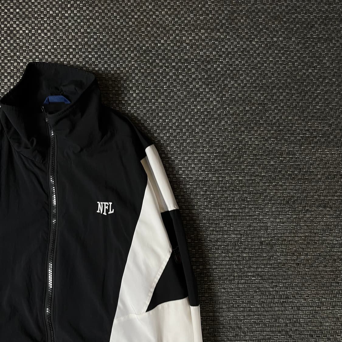 NFL 팀어패럴 블랙 화이트 배색 나일론 바람막이 자켓 S 상품이미지3