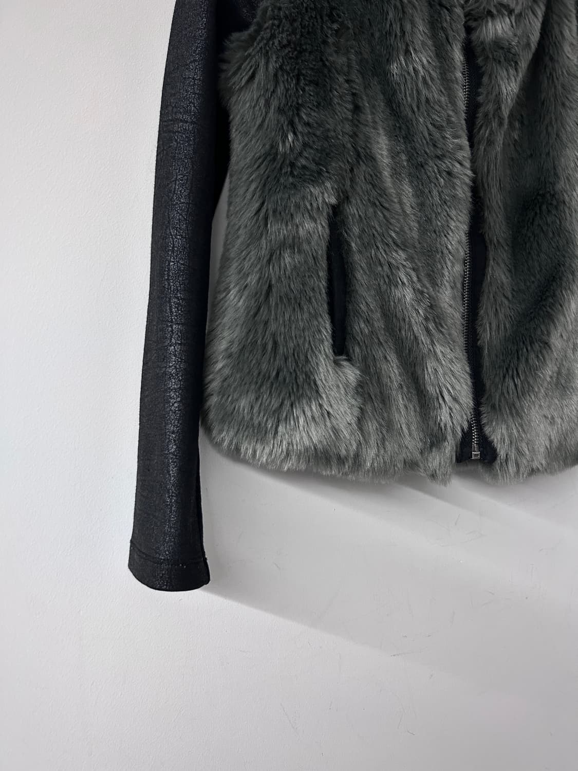 DKNY Fur/Cracked Arm Zip-up 상품이미지5