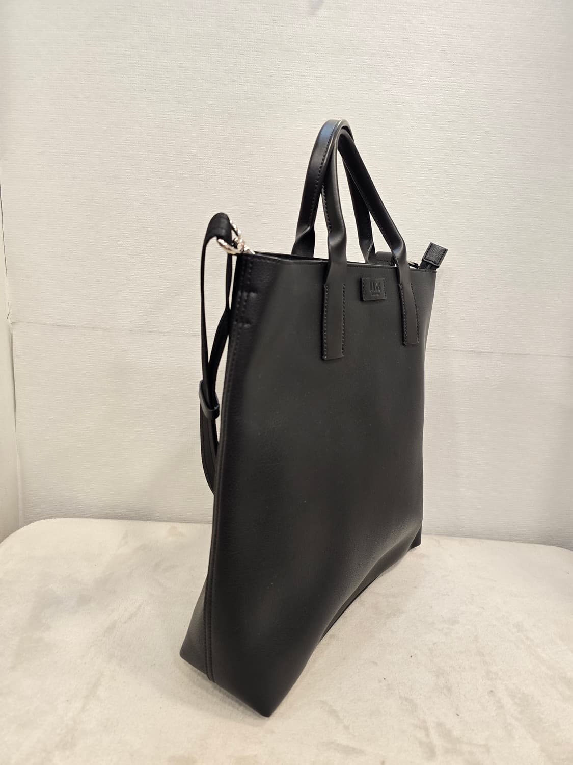 닥스 남성 블랙 가죽 토트 겸 크로스백 상품이미지4