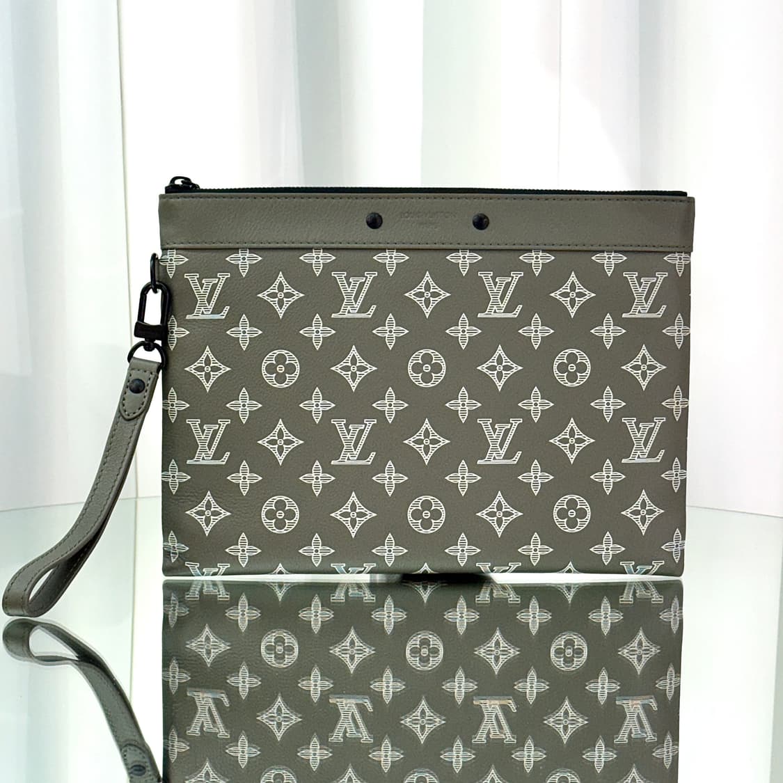 [새상품급] 25SS 루이비통 포쉐트 투고 쉐도우 클러치백 상품이미지2