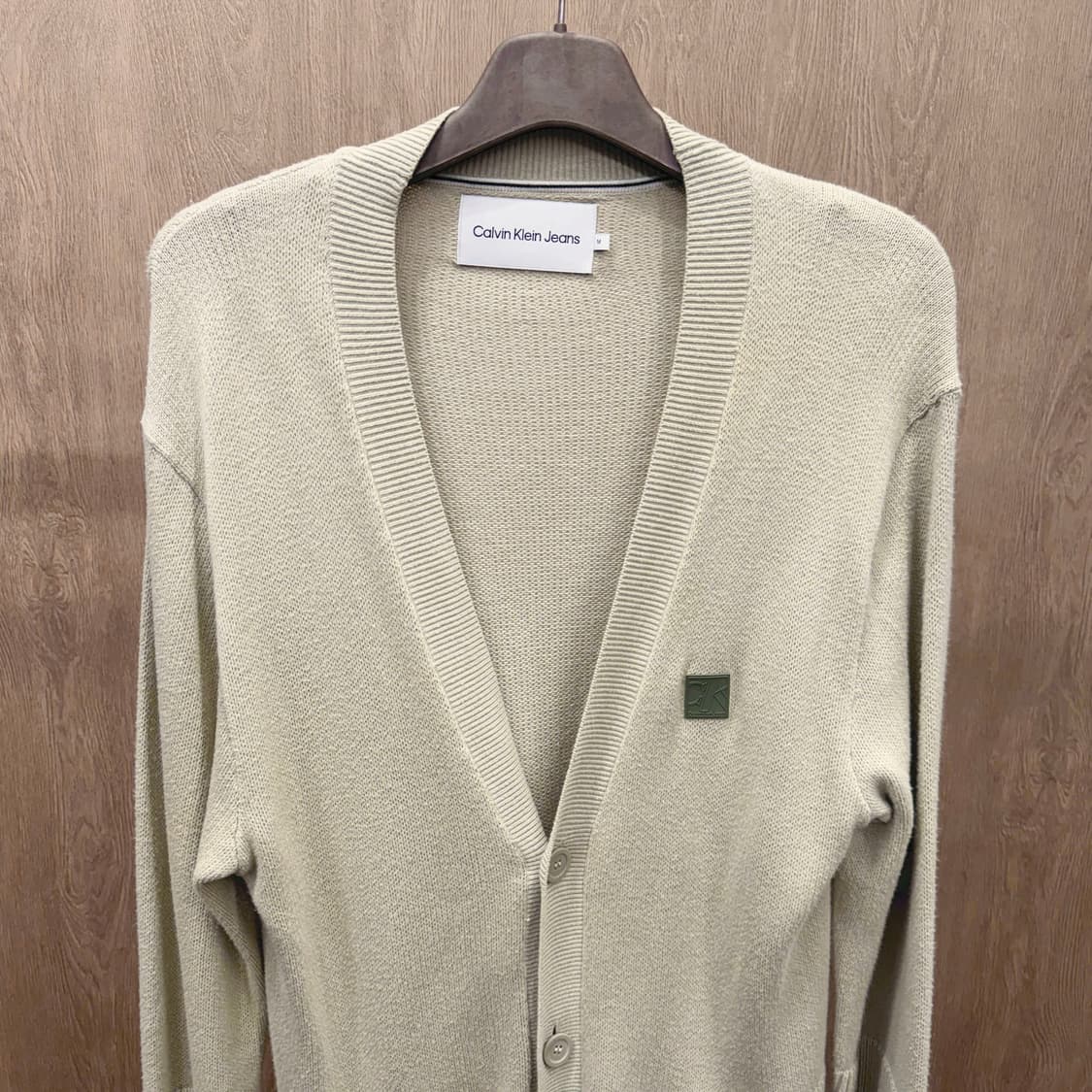 캘빈클라인 브이넥 코튼 가디건 리브 조직 톤온톤 버튼 디테일 베이지 상품이미지4
