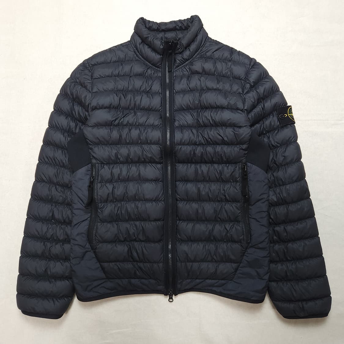 [95] 스톤아일랜드 다크그레이 경량 패딩 상품이미지1