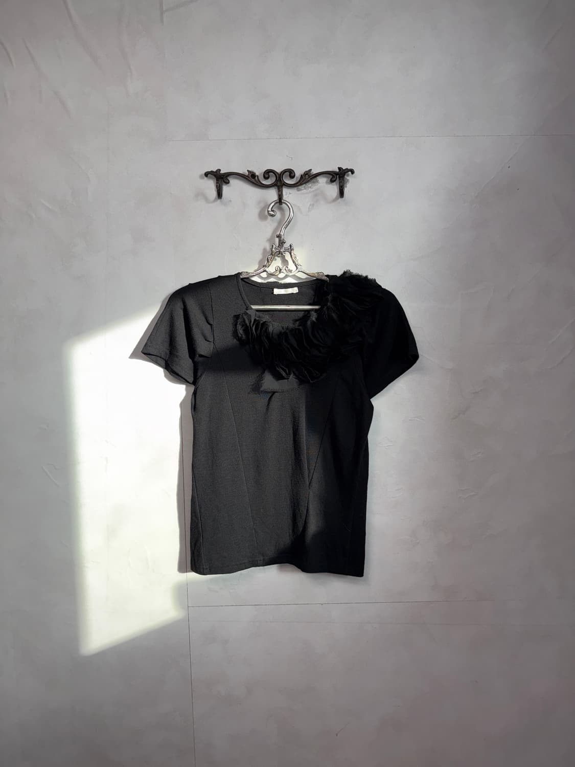 Black draped ruffle flower half t 상품이미지1