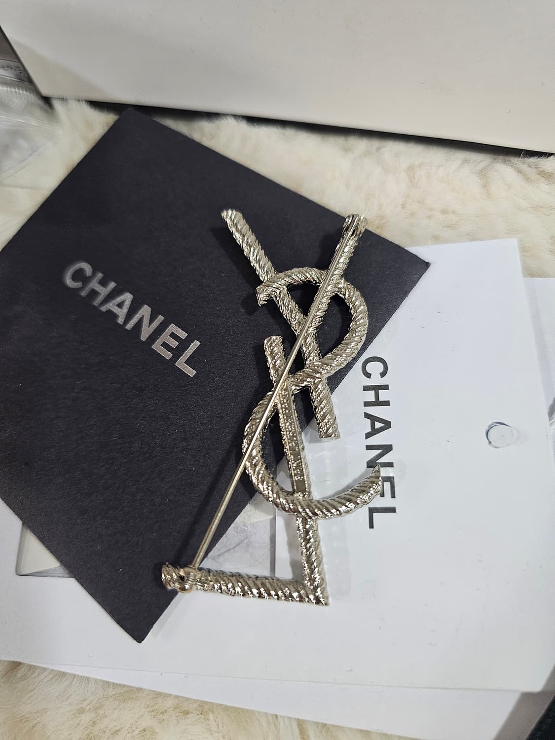 입생로랑 실버 업사이클링 브로치 상품이미지4