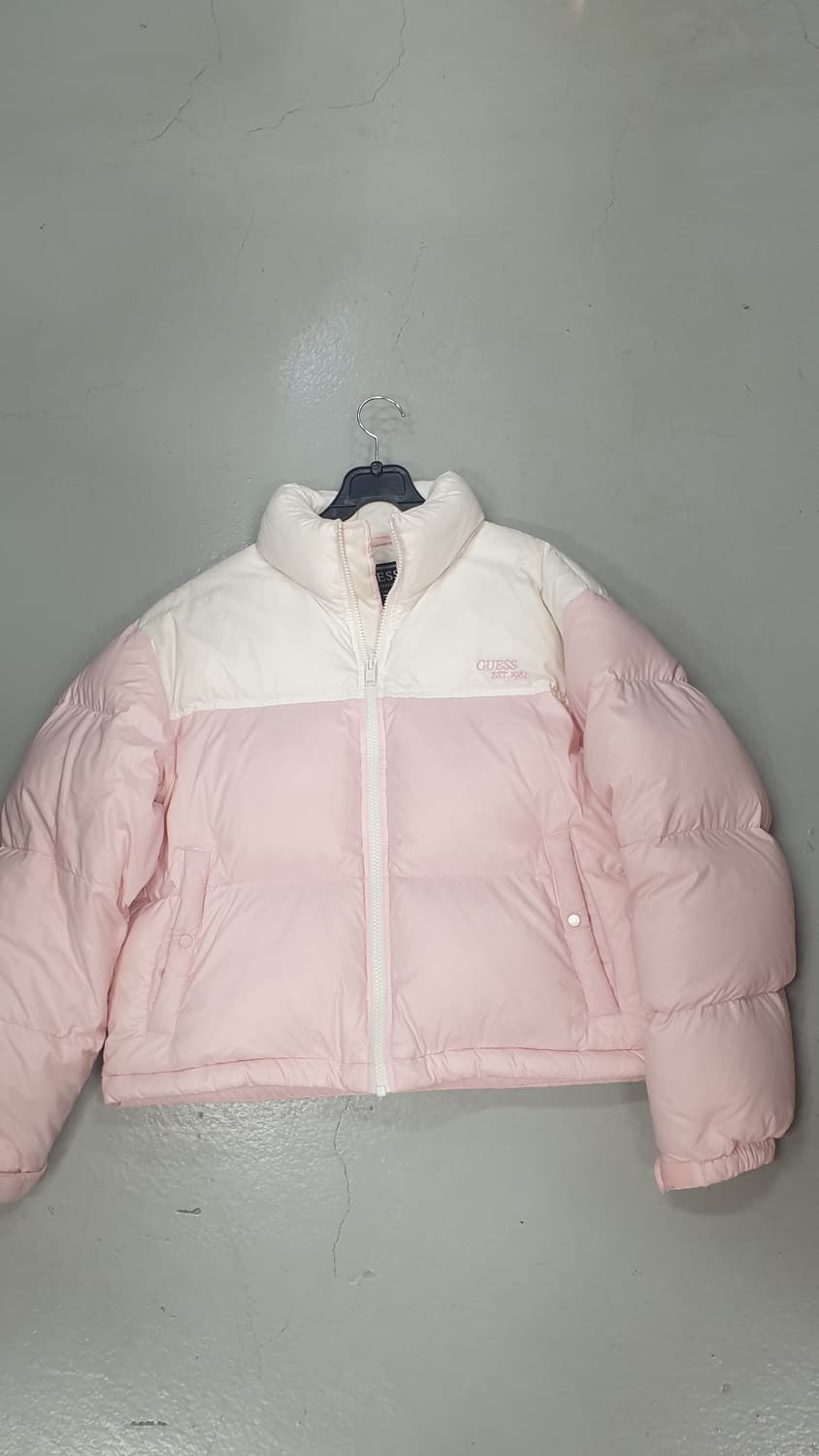 GUESS 핑크 다운 숏 패딩 상품이미지1