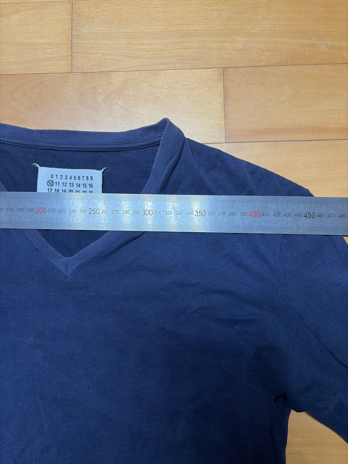 메종 마르지엘라 V넥 티셔츠 네이비 상품이미지6