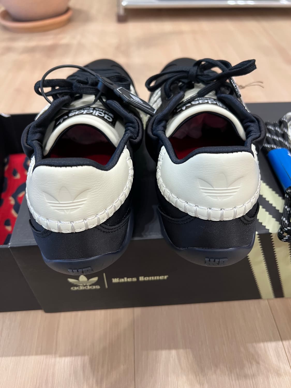 [250] 아디다스 x 웨일스 보너 카린타 사틴 코어 블랙 다크 브라운 상품이미지2