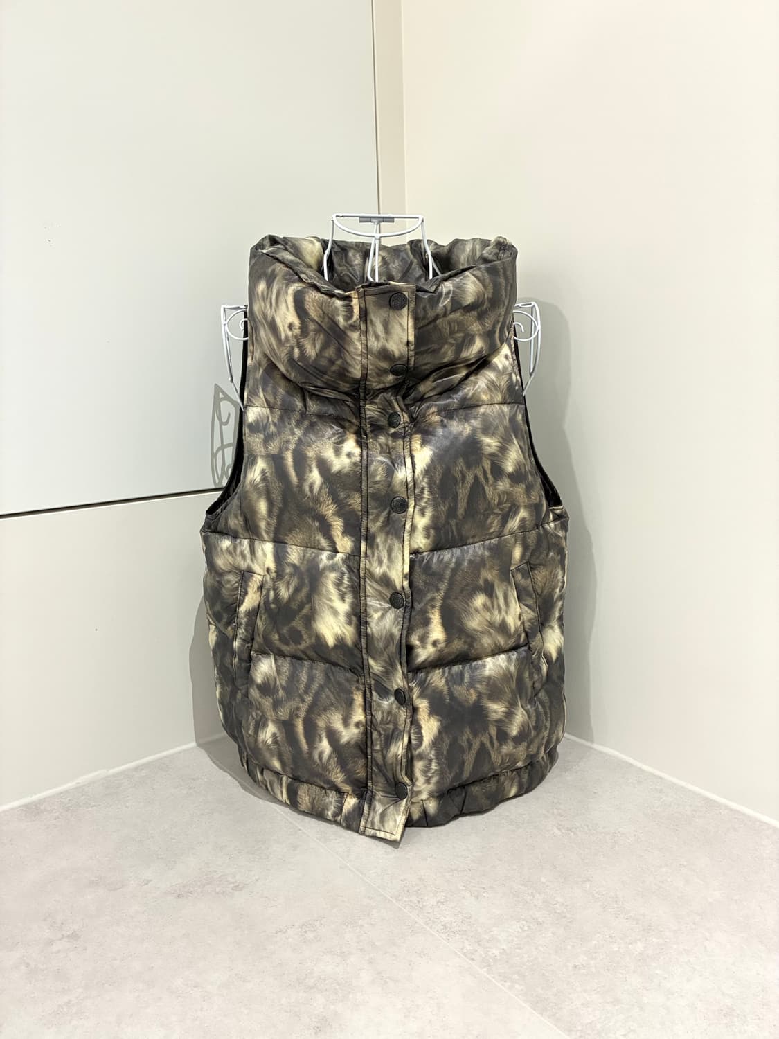 하이넥 호피 리얼다운 패딩조끼 상품이미지1