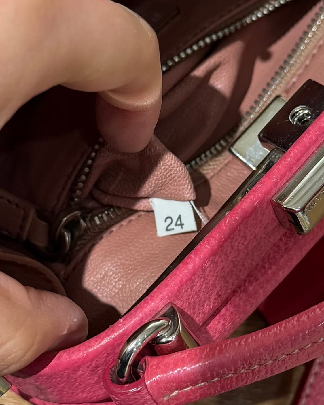 프라다 핑크 레더 미니 크로스바디 백 상품이미지9