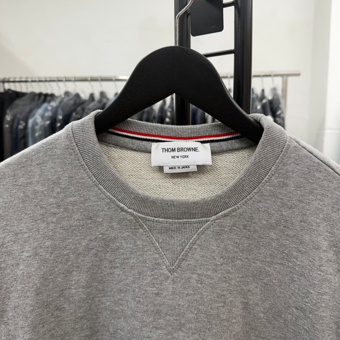 [5] 톰브라운 사선완장 맨투맨 그레이 상품이미지2