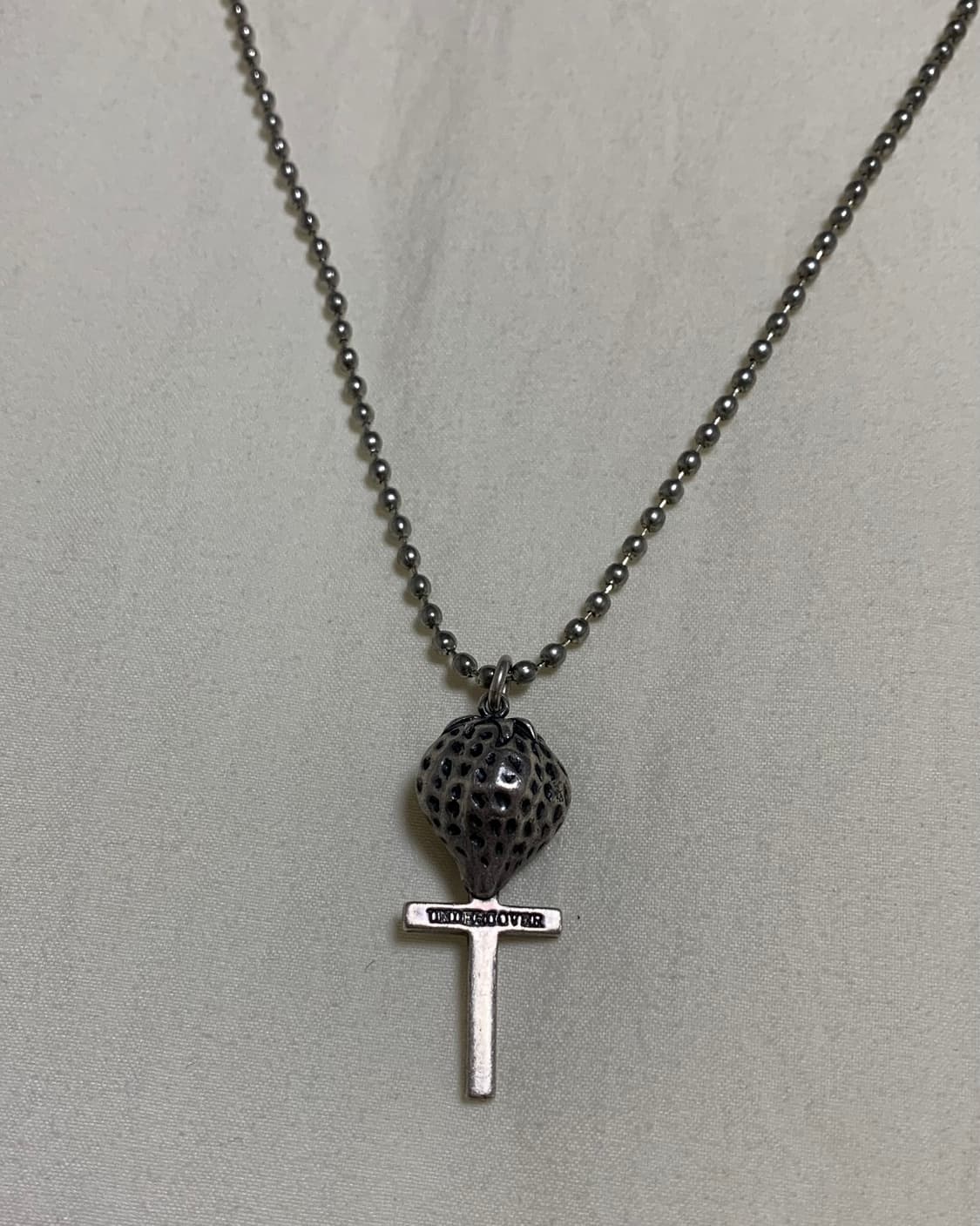 언더커버 아카이브 스트로베리 크로스 목걸이 상품이미지1