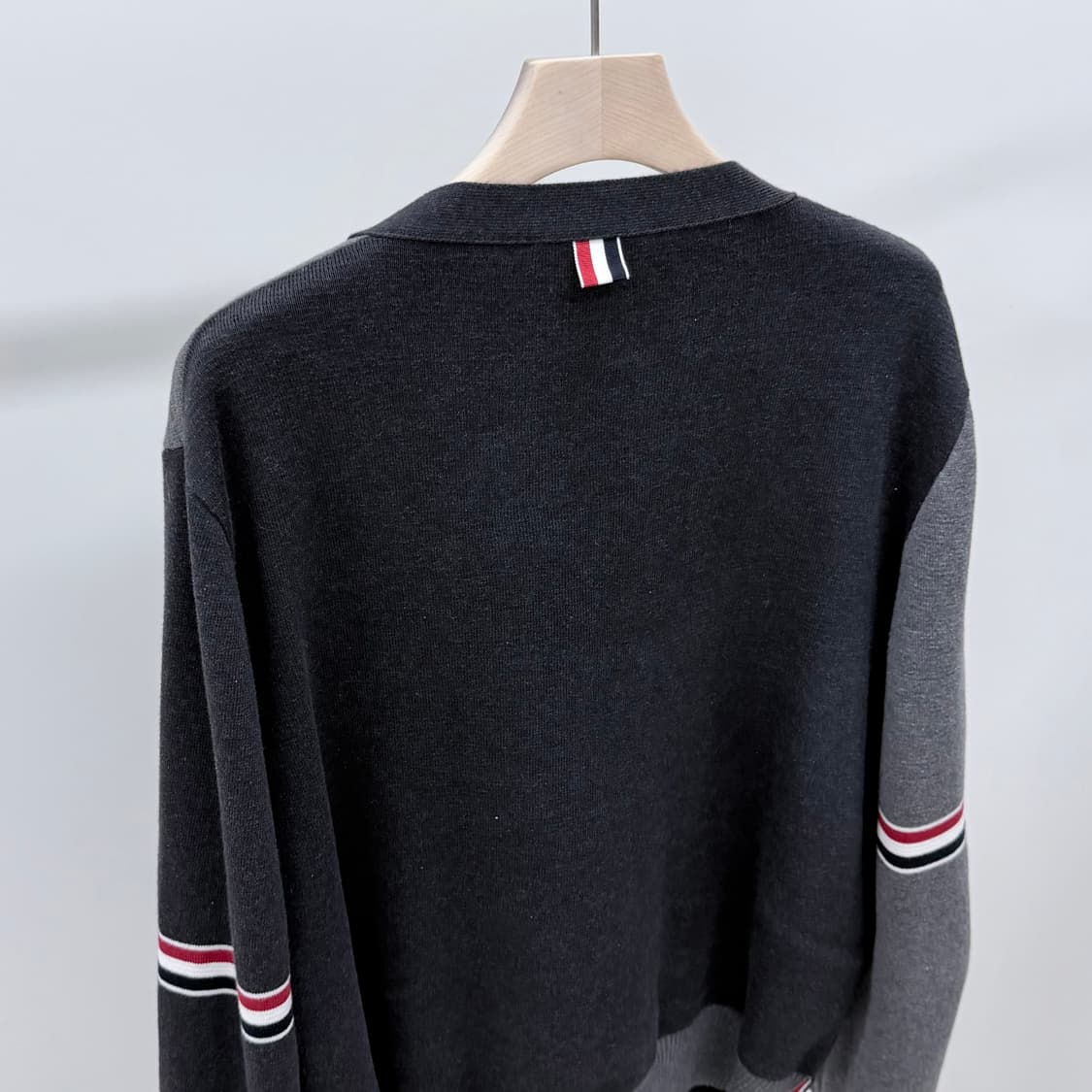 [S+급/5] 톰브라운 암밴드 밀라노스티치 펀믹스 가디건 토날 그레이 상품이미지6