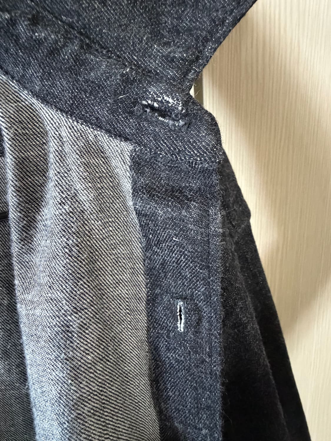 [3] 코모리 24AW 데님 코모리 셔츠 블랙 에크루 상품이미지4