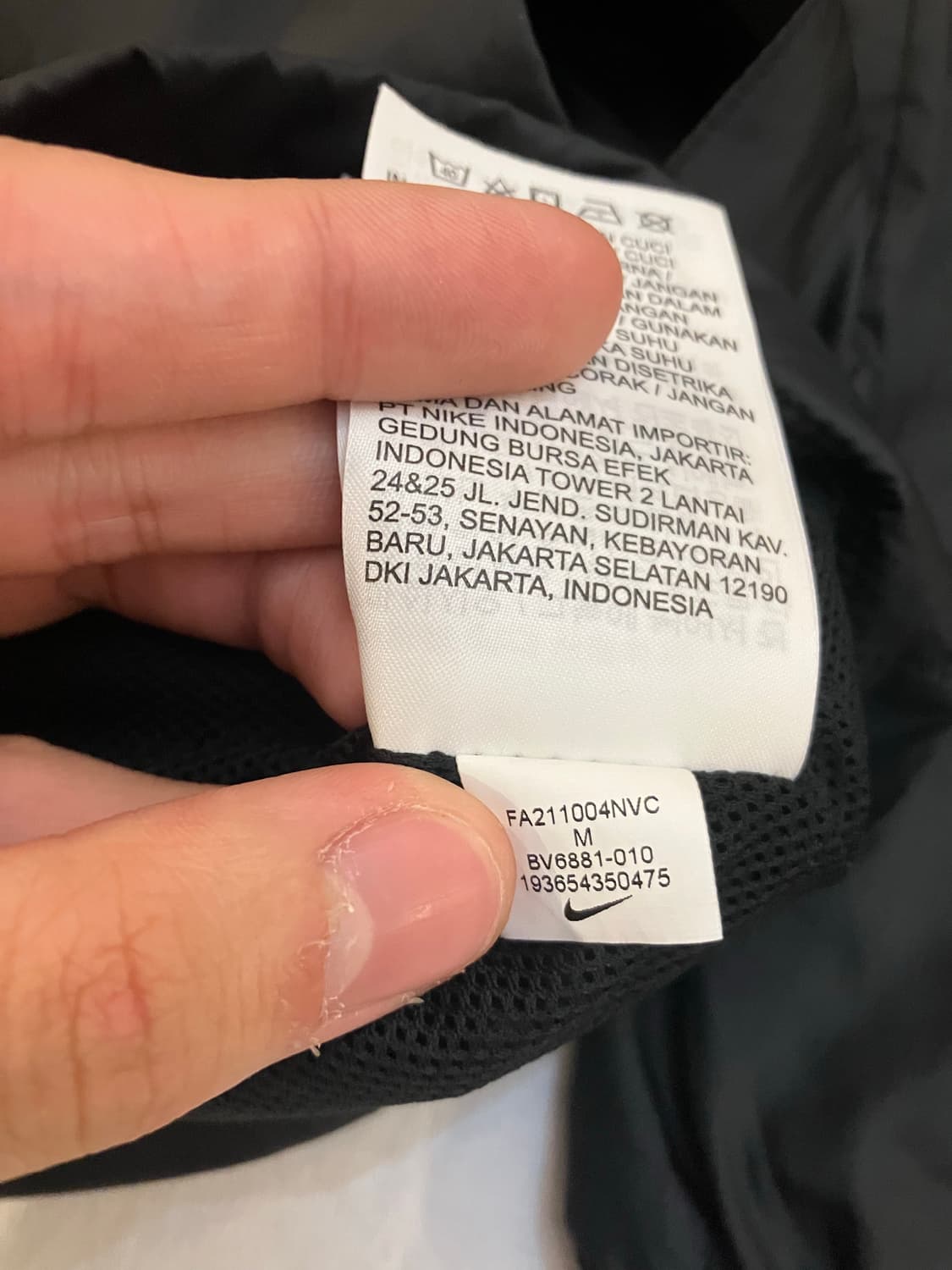 블랙 색상의 나이키 대한민국 국가대표 바람막이입니다. 태극기 마크가 선명 상품이미지6