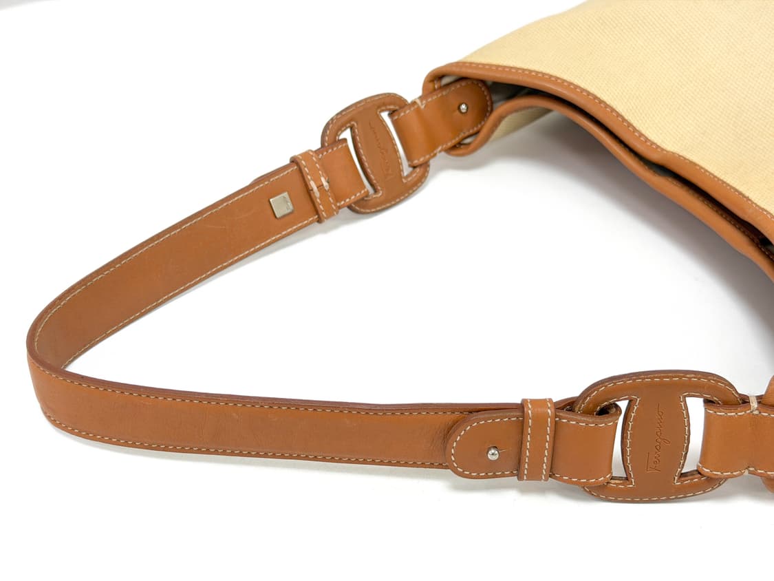 페라가모 간치니 캔버스 레더 호보백 상품이미지4