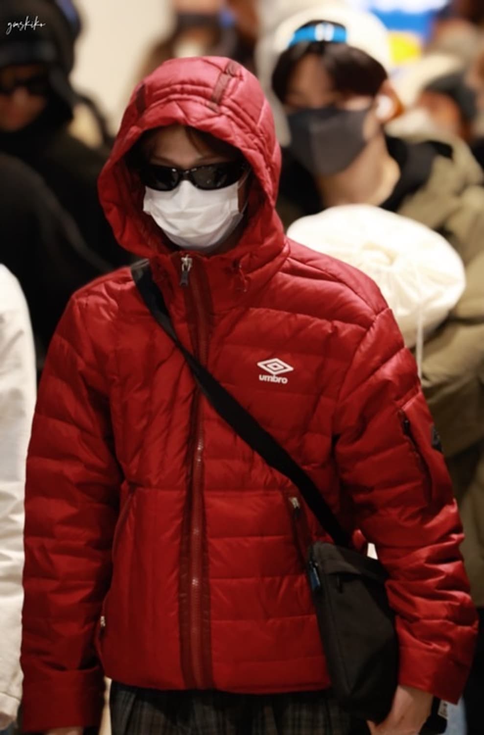 엄브로 캐주얼스 경량 구스다운 자켓레드 경량패딩 구해요 상품이미지1