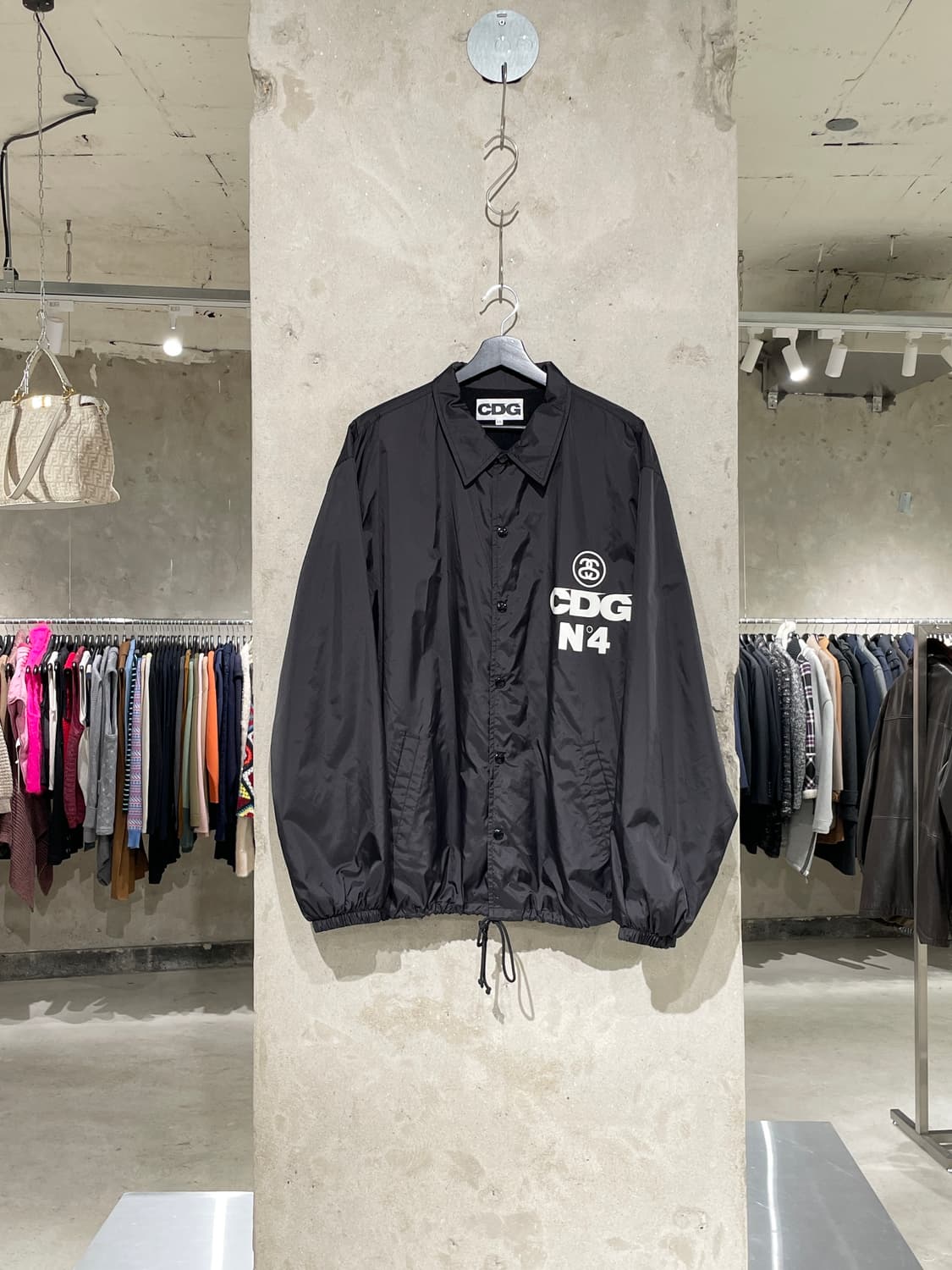 꼼데가르송 x 스투시 블랙 T-그래픽 코치 자켓 상품이미지1