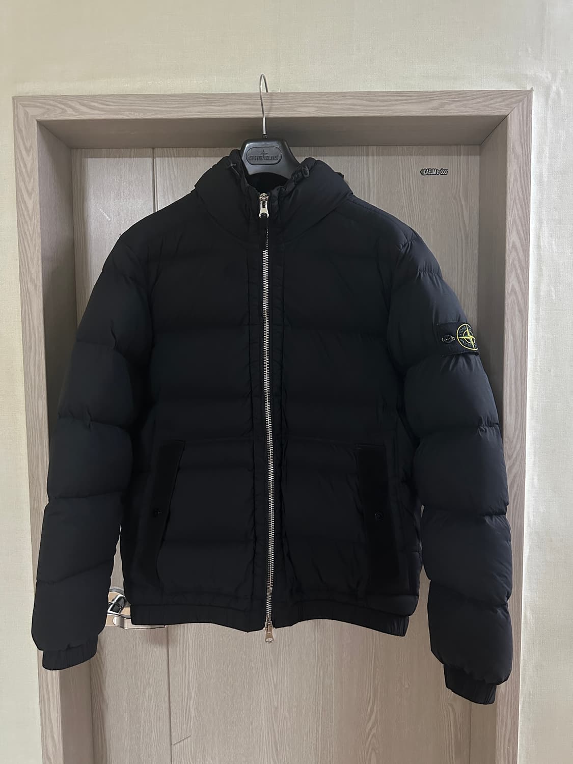 25FW 스톤아일랜드 심리스 터널 블랙 후드 패딩 M 상품이미지1