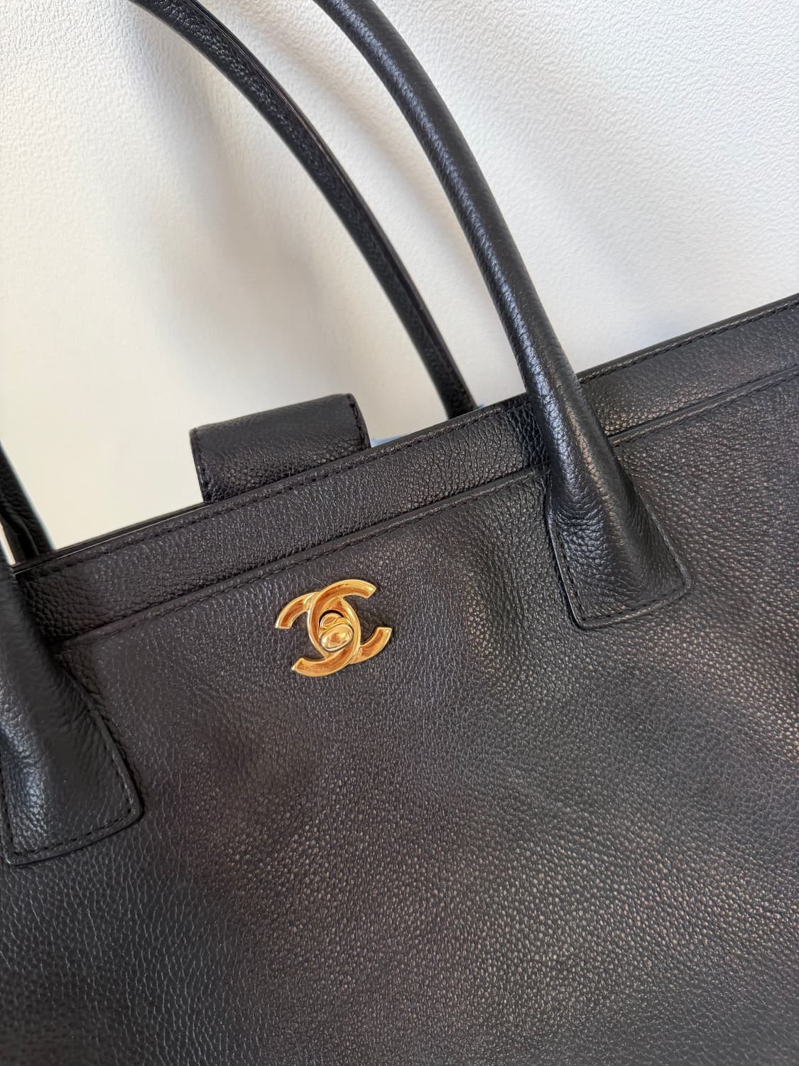 샤넬 블랙 서프백 가죽 토트백 금장 로고 상품이미지5