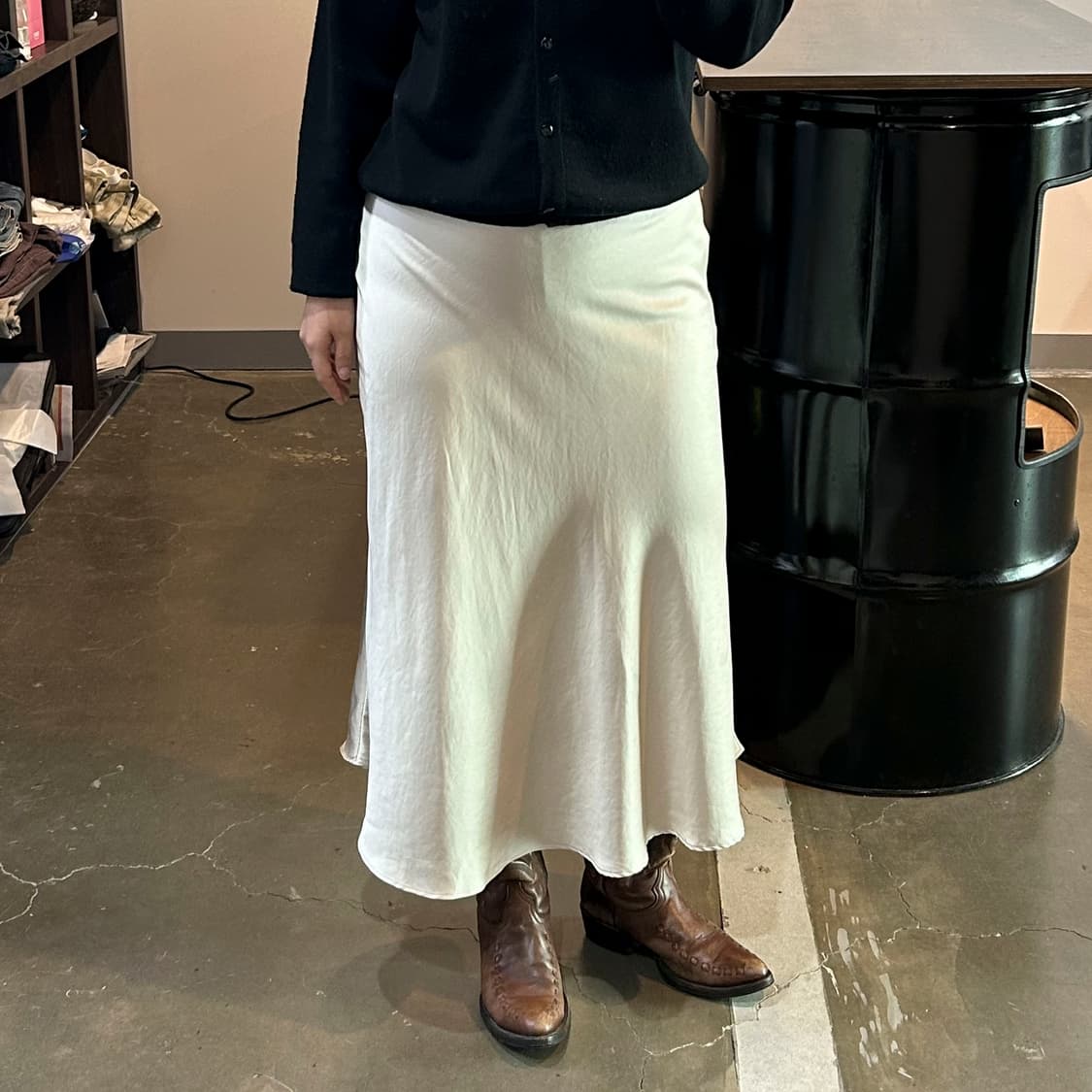 아이보리 새틴 롱 스커트 상품이미지1