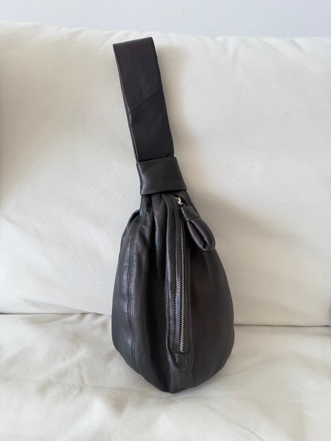 르메르 블랙 펄스 볼백 상품이미지3